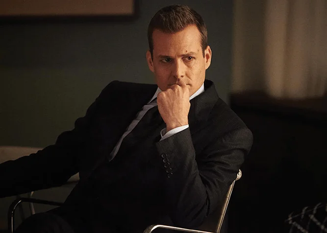 Harvey Specter pensando em Suits